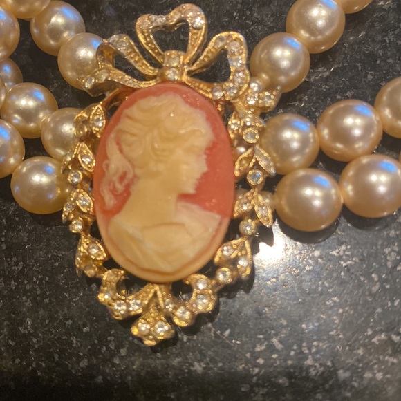 3 strand pearl necklace with cameo - Picture 3 of 6